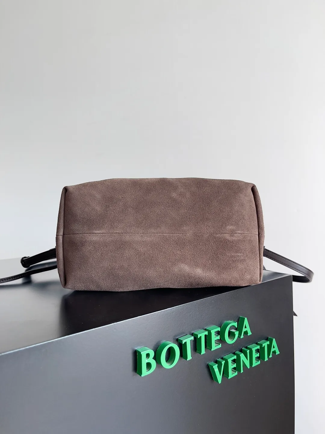 Batch 1660 BOTTEGA VENETA 2025 new product pinacoteca has super soft leather, and the weaving function, practicality and relaxed fashion sense have not fallen behind❤️‍🔥Amway has given sisters a must-have bag when going out. The size of the bag also accurately meets the commuting needs of urban beauties. It can accommodate mobile phones, keys, lipstick, powder, sunscreen, shopping bags...all of it! ! ! 🔥The capacity should not be underestimated~ It does not choose people, clothes, or occasions. With its majestic curved outline, exquisite woven texture, delicate edges and rounded handles, this woven vegetable basket bag truly achieves the goal of "dressing up and being fashionable without getting in the way"~ Are you interested in Jimei? Style number: 819004 Size: 24*15*12cm